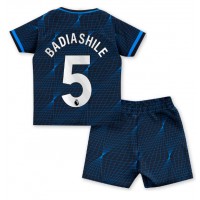 Dětský Fotbalový dres Chelsea Benoit Badiashile #5 2023-24 Venkovní Krátký Rukáv (+ trenýrky)